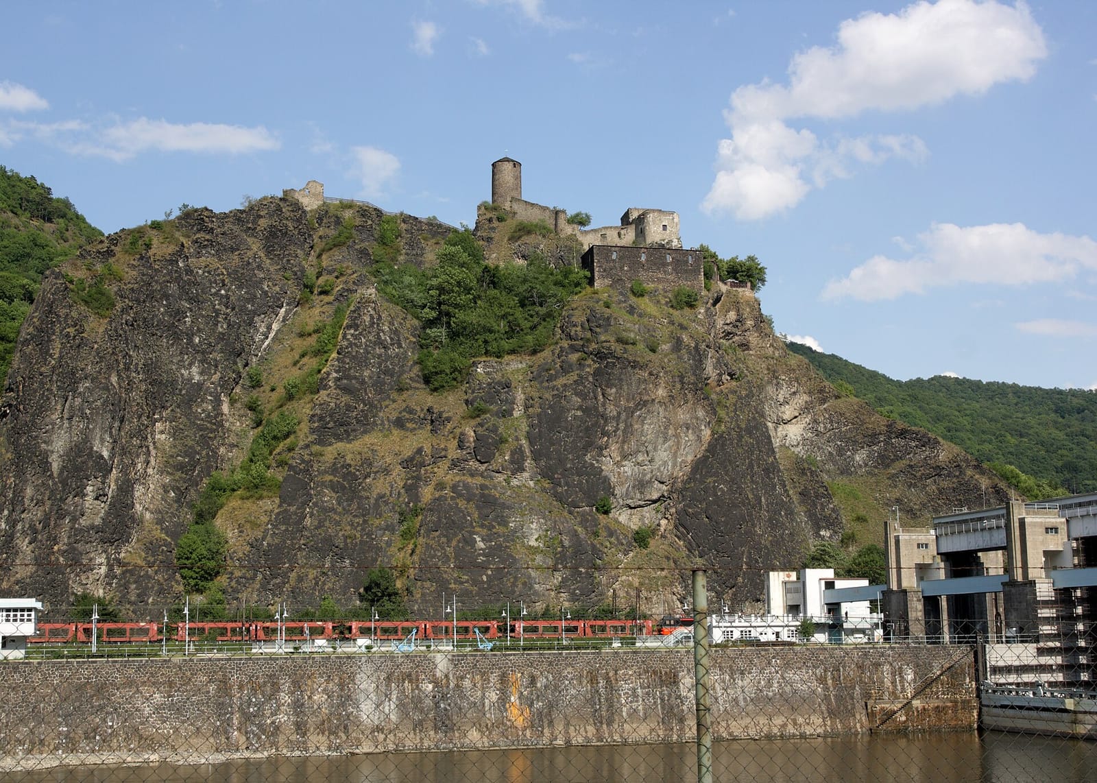 Střekov castle on its cliff above the Elbe