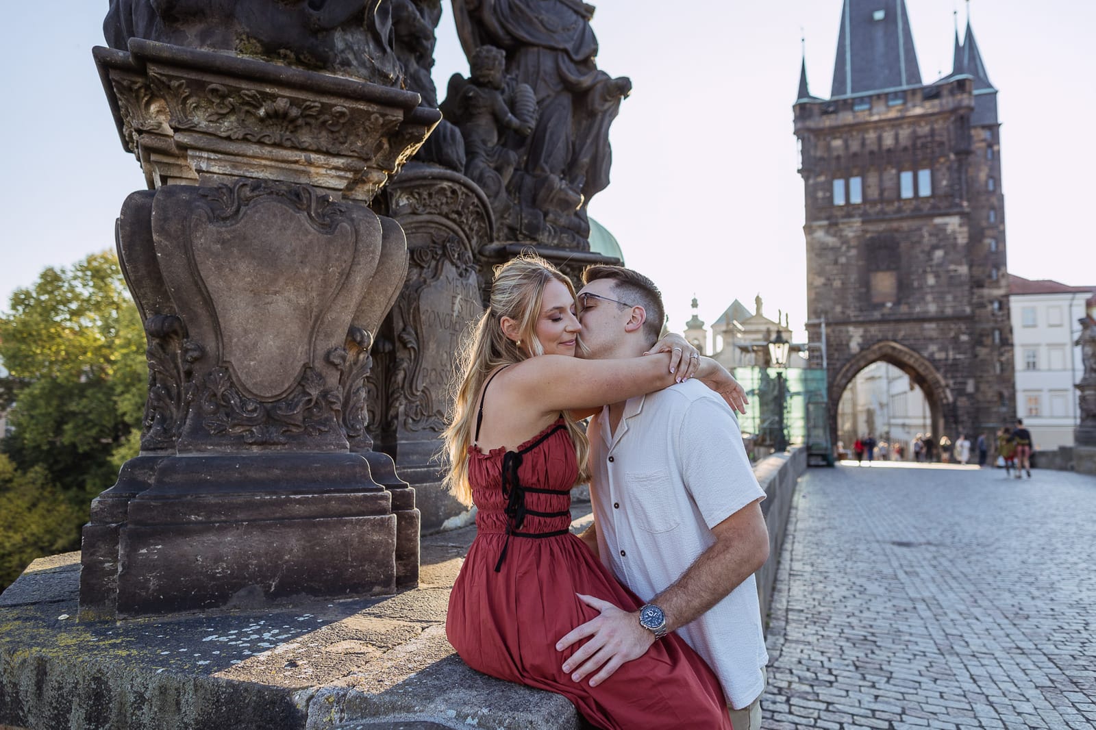 Couple on Charles Bridge at sunrise, by Kemal Onur Özman
